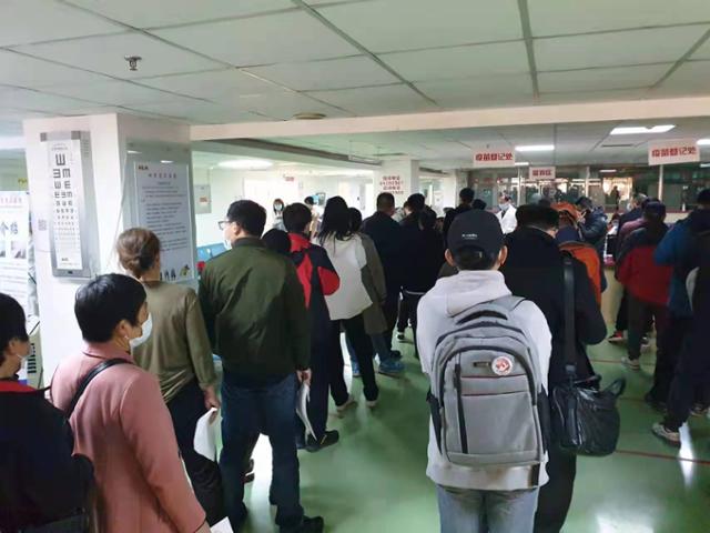 중국 베이징의 한 병원 접수 창구가 코로나19 백신 부스터샷을 맞으려는 주민들로 붐비고 있다. 베이징=김광수 특파원