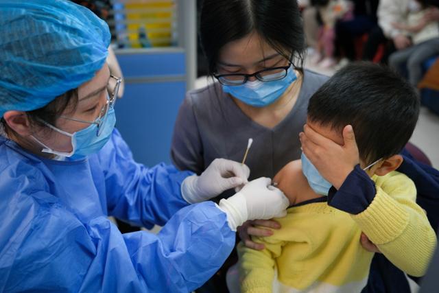 중국 충칭의 한 병원에서 지난달 코로나19 백신을 맞는 아이가 주사바늘을 쳐다보지 못한 채 눈을 가리고 있다. 충칭=로이터 연합뉴스