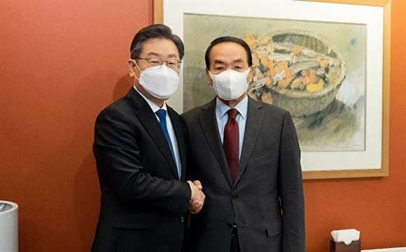 지난 25일 회동한 이재명 민주당대선후보와 박창달 전 의원(오른쪽)이 기념촬영을 하고 있다. [사진=더불어민주당]