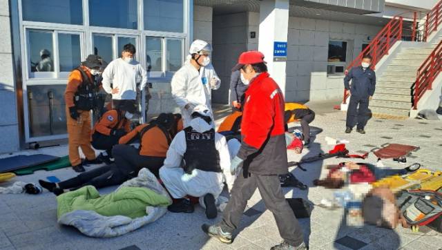 ▲119 구조대가 부상당한 탑승객을 구조하고 있다. ⓒ경남소방본부