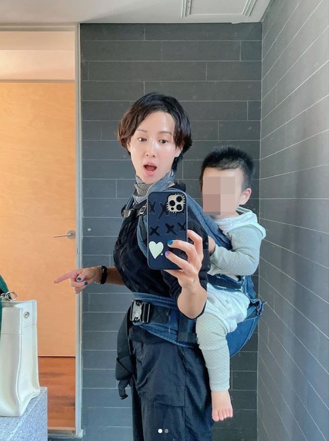 Seoul) = Actor Cho Yeo-jeong released a photo of him carrying a baby.Cho Yeo-jeong posted a photo on his Instagram account on Friday with an article entitled Weekend of a Common Female Actor.In the photo, Cho Yeo-jeong took a selfie with the baby in front of the mirror, with an innocent look that evokes cuteness.Song Hye-kyo, a close acquaintance who saw a photo of Cho Yeo-jeong, praised her beauty during Cho Yeo-jeong, saying she had two girls.Sung Yu-ri also commented, A cute aunt.On the other hand, Cho Yeo-jeong played the main character of TVN High Class which ended on the 1st.