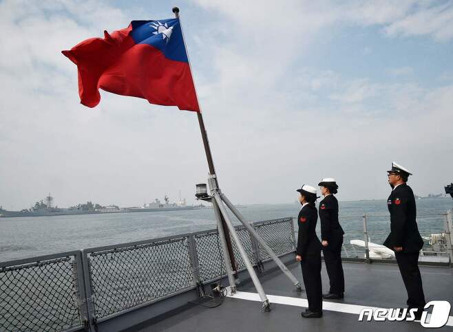 대만 해군이 국기에 대한 경례를 하고 있다. © AFP=뉴스1 © News1 정윤영 기자