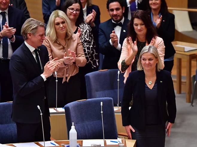 마그달레나 안데르손 스웨덴 사회민주당 대표가 29일 의회에서 치러진 총리 선출 찬반 투표에서 승리한 뒤 동료 의원들의 박수를 받고 있다. 안데르손 대표는 스웨덴의 첫 여성 총리가 된다. 스톡홀름/EPA 연합뉴스