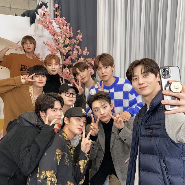 Yoon Ji-sung, a former group Wanna One, met again with his old colleagues.On the 29th, Yoon Ji-sung posted a picture on his personal instagram.In the open photo, Yoon Ji-sung is taking a self-portrait with Wanna One members Kang Daniel, Ong Sung Woo, Hwang Min Hyun, Kim Jae Hwan, Lee Dae-hwi, Bae Jin-young, Park Ji-hoon, Ha Sung-woon and Park Woo-jin.Wanna One, full of affection and warmth, thrilled the fans.The fans who saw it responded such as Everyone is so nice, It was all cool and Show me more together.Meanwhile, Wanna One, which was formed as Mnet entertainment program Produce 101 Season 2, officially disbanded after December 31, 2018.They will be on the special stage of 2021 MAMA held on December 11th.iMBC  Photo Source Yoon Ji-sung Instagram