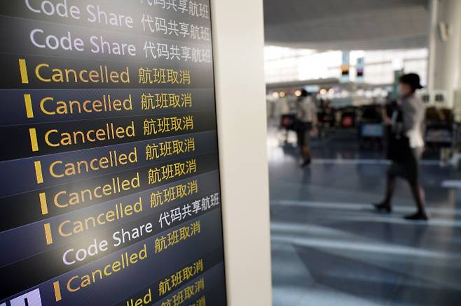 도쿄 하네다공항 항공편 줄줄이 취소 일본 정부가 30일부터 한국인을 포함한 외국인 입국을 금지한다고 발표한 29일 도쿄 하네다 국제공항 운항정보판에 취소된 항공편이 안내되고 있다.     EPA연합뉴스