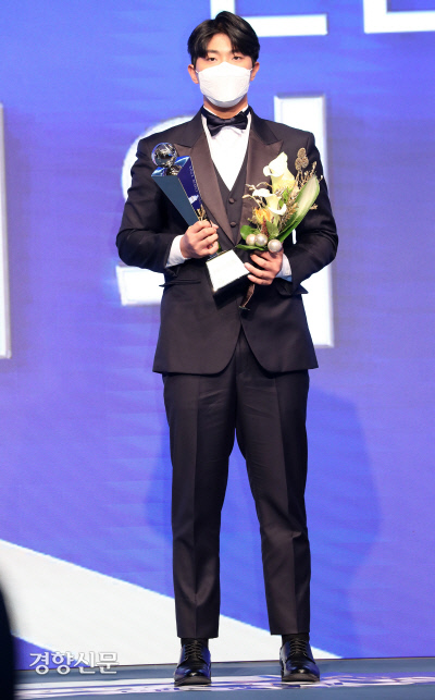 KIA 이의리가 29일 서울 임피리얼 팰리스 호텔에서 열린 KBO 시상식에서 신인상 트로피를 들고 기념사진을 촬영하고 있다.  정지윤 선임기자