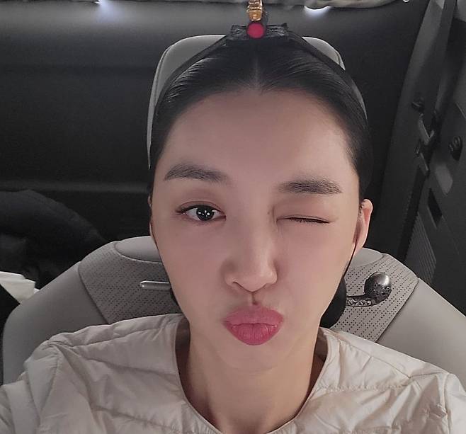 Actor Jang Hee-jin showed off his charm with a mid-war wink.Jang Hee-jin posted a picture on his 29th day with an article entitled The weather is cold and watch out for the cold.In the photo, Jang Hee-jin is waiting in the car after finishing the historical Drama, and he showed off his humiliating goddess beauty in a close-up selfie, and he shook his fan with a lovely wink.Jang Hee-jin also caught his eye with his lips full of volume. The fans cheered with comments such as The Drama goddess, The playfulness of the middle horse, It is so beautiful and On the other hand, Jang Hee-jin is appearing in MBC gilt Drama Red End of Clothes Retail as a middle-class Kim.