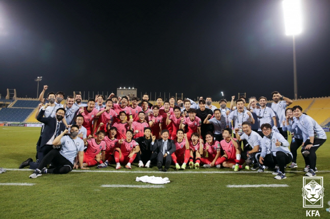벤투호가 17일(한국시간) 2022 카타르월드컵 아시아지역 최종예선 6차전 이라크전에서 승리한 뒤 단체 세리머니를 하고 있다. 제공 | 한국프로축구연맹