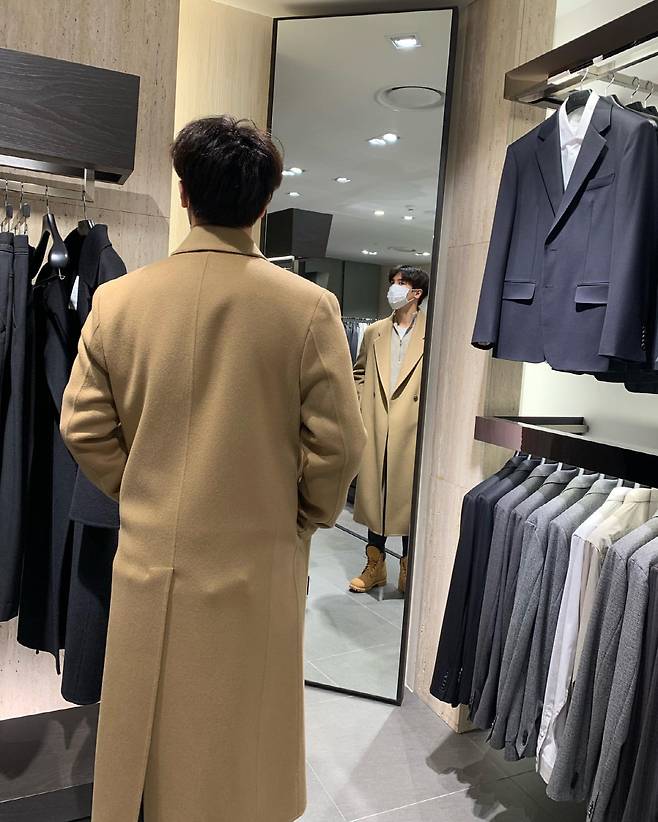 Mir, a former MBLAQ, was greatly shocked by the price of expensive coats.Mir posted a picture on his 30th day with an article entitled Lets buy it well, look at the price tag and get hurt.The photo showed Mir in front of the mirror in a beige coat, and Mir took a full form, posing as if he liked the coat and putting his hand in his pocket.However, Mir laughed in a 180-degree different look in the ensuing photo.Mir, who seemed shocked by the expensive coat price, came out of the clothing store and walked weakly with his sagging shoulders.Meanwhile, Mir is running a YouTube channel Bangane with his sister Go Eun-ah.