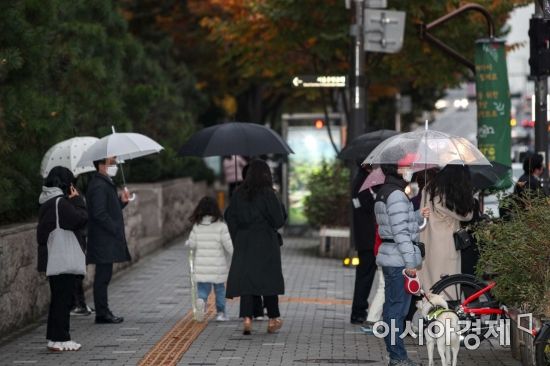 서울 아침 기온이 1도까지 떨어지며 눈을 동반한 약한 비가 내리고 있는 10일 서울 마포역 일대에서 시민들이 우산을 쓰고 이동하고 있다./강진형 기자aymsdream@