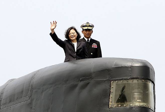 차이잉원 대만 총통이 지난 2017년 3월 대만 가오슝의 쭤잉 해군기지를 방문, 네덜란드산 잠수함 위에서 손을 흔들고 있는 모습. /EPA 연합뉴스