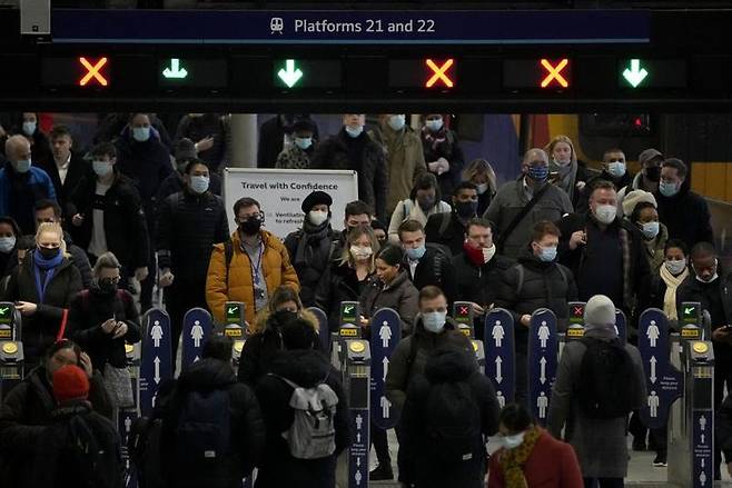 영국 런던 워털루 기차역에서 마스크를 쓰고 있는 시민들 / 사진 = AP