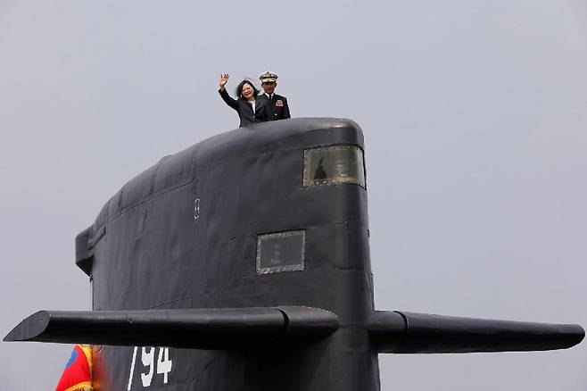 지난 2017년 대만 가오슝을 방문한 차이잉원 대만총통이 '시드래곤'(Sea Dragon) 잠수함에 탑승해 인사를 하고 있다. /사진=로이터