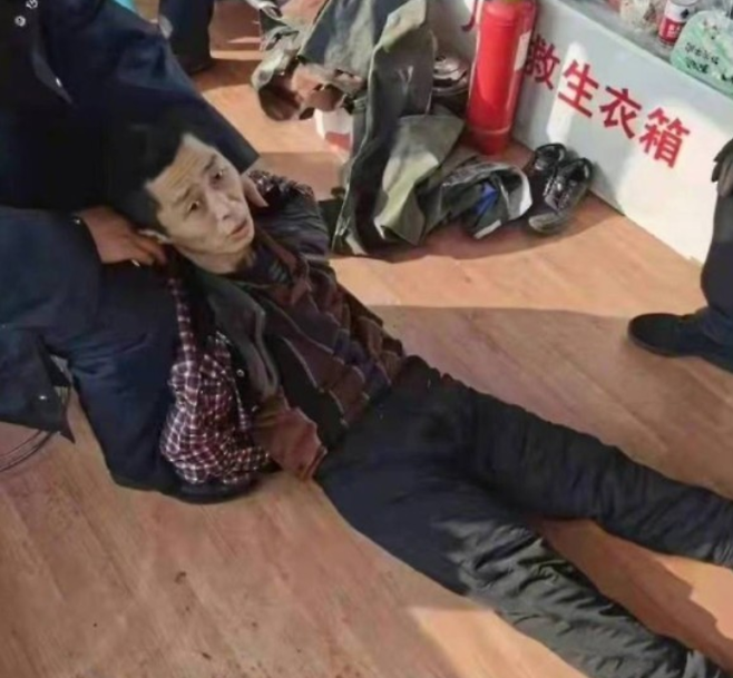 탈북자 주현건씨가 중국 교도소에서 탈출한 후 40여일 만에 붙잡혔다. 사진은 이날 경찰에 붙잡힌 주씨 모습. /사진=뉴시스(신경보 동영상 캡처)