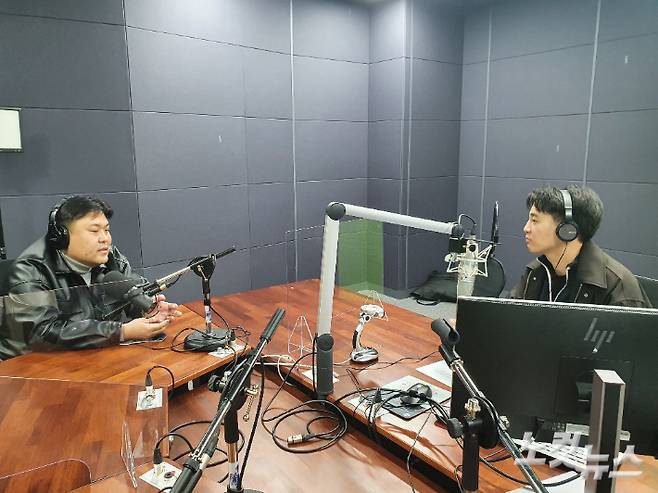 강원CBS 시사프로그램 <서정암의 시사줌인>에 출연한 주식회사 안디바 안정호 대표(좌). 강민주 PD.