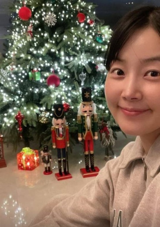 Han Ji-hye said on the 29th, Today, I bought an ownership in the flower market with my friends and I am carefully wearing it every time I sleep now!We will like it by Yipuni Yunsul, it is a Christmas waiting for us. The photo, released together, shows Han Ji-hye decorating a large tree, and the tree, which is decorated with a brilliant light bulb, focuses attention.The netizens responded with praise such as It is so beautiful, It is really well decorated, Yoon Sul likes it.Meanwhile, Han Ji-hye gave birth to her first daughter in June, after inspecting and marriage in 2010.Photo Han Ji-hye SNS