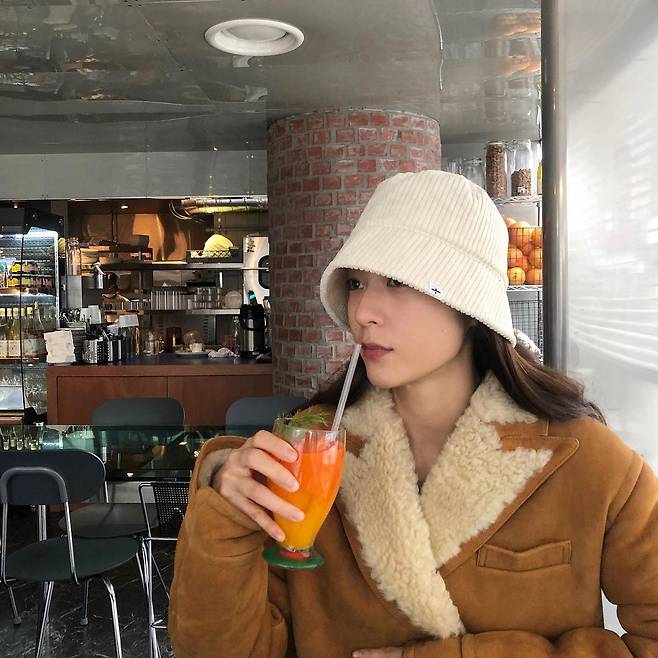 On the afternoon of the 30th, Krystal Jung posted a picture on his instagram without any explanation.In the open photo, Krystal Jung is wearing a bucket hat and drinking a drink while wearing a jacket.Even though half of his face is covered, his unique atmosphere is gathered by fans.Meanwhile, Krystal Jung, who was born in 1994 and is 27 years old, made his debut with f(x) in 2009 and has been steadily acting since he started acting since 2010.Recently, he has been playing the role of Oh Kang Hee in Police Class and will appear in Crazy Love which is broadcasted in February next year.Photo: Krystal Jung Instagram