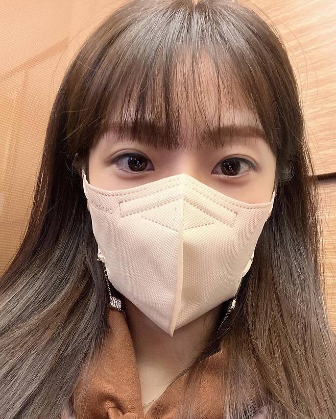 So Yul, a former group crayon pop, boasted of visuals during the show.So Yul posted a picture of Return to the Front in an Instagram on his 1st day.The photo shows So Yul, who boasts bangs; So Yul, who cuts her bangs and boasts a younger visual.With the charm of Lovely, he unfurled his long straight hair and showed off his innocence at the same time.So Yul, who is showing his eyes with his face close to the camera, is proud of his distinctive features and has attracted attention.Meanwhile, So Yul has a 13-year-old association group H.O.T. in 2017 with Moon Hee-joon and marriage.These families have been loved by KBS2 Superman Returns in the past.