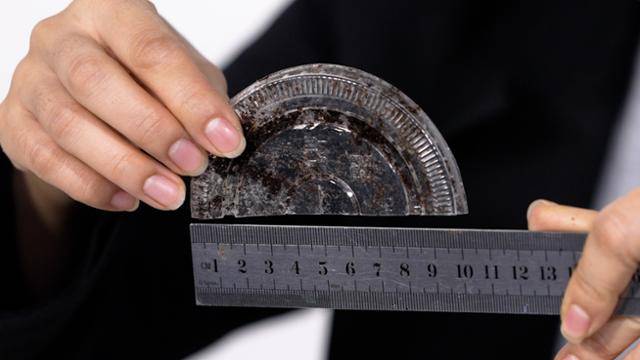 6개월 만에 꺼낸 블루보틀의 PLA 생분해 컵 뚜껑의 지름을 확인해봤다. 여전히 9.8㎝로 변화가 없다. 박고은 PD