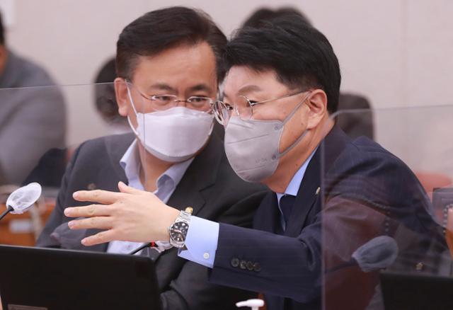장제원(오른쪽), 유상범 국민의힘 의원이 30일 오후 서울 여의도 국회에서 열린 법제사법위원회 전체회의에서 대화하고 있다. 뉴스1