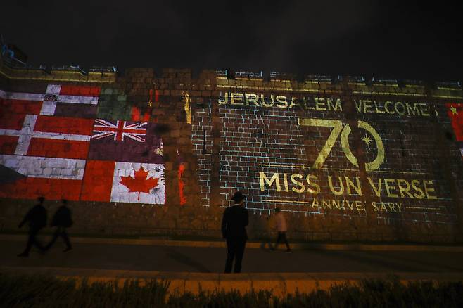 미스유니버스 대회 참가국 국기가 30일 예루살렘 올드시티 벽에 투사되고 있다. 올해 70회를 맞이하는 미스유니버스 대회는 오는 12일 이스라엘 남부 홍해 리조트의 에일라트 시티에서 열린다. EPA=연합뉴스