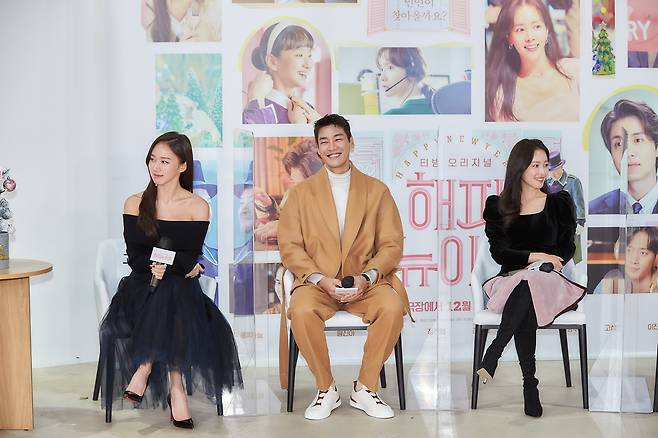 The movies main characters in Happy New Year, which was held online on the 1st, emphasized the charm of the movie.Is a background of Hotel Emrose, and 14 different characters have drawn their own stories and met their relationship.Actors Han Ji-min, Kim Young-kwang, Kang Ha-neul, Im Yoon-ah, Wonjina and other representatives of the new generation have met with each other.The film is largely divided into the romance of people in the Hotel and outside.Han Ji-min, as Hotelier Sojin, will be portrayed as the representative runner of One-sided love.Han Ji-min said, I am good at work, but I am a loser in love. I did a lot of one-sided love in reality.I tried to save the realistic point while Acting, he said.Kim Young-kwangs Acting Seunghyo is a 15-year-old friend of Sojin and introduces a woman to marry Sojin, and is caught in a strange air current.Kim Young-kwang said, Seung Hyo is a person who does not have much notice.Lee Dong-wook and Wonjina are a couple that symbolize in-house love.Lee Dong-wook, CEO of Hotel Emrose, said, I am a person with a even-handed obsession, but I feel something stable when I meet Hotel employee Lee Young-a. I wanted to participate even if I cut the salary because the scenario was so good.On the other hand, Kang Ha-neul and Im Yoon-ah took on the character who sprouted the favor with non-face-to-face.Kang Ha-neul, who has been preparing for the civil service examination for the fifth year, said, I will stay at the Hotel without hope or dream, and I will meet Su-yeon (Im Yoon-ah) with a beautiful voice.Im Yoon-ah said, Suyeon is a person who works with extraordinary pride in the customer center, and he meets Jae Yong on the phone.I focused on conveying emotions with pronunciation and tone control. The movie Happy New Year will be released on theaters and TV platforms in December.