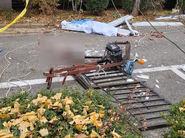 서울 강서구의 한 아파트에서 2일 창틀 교체 작업을 하던 작업자 2명이 추락해 사망하는 사고가 발생했다. 사진은 공사에 사용된 권양기와 추락한 것으로 보이는 난간의 모습. 나광현 기자