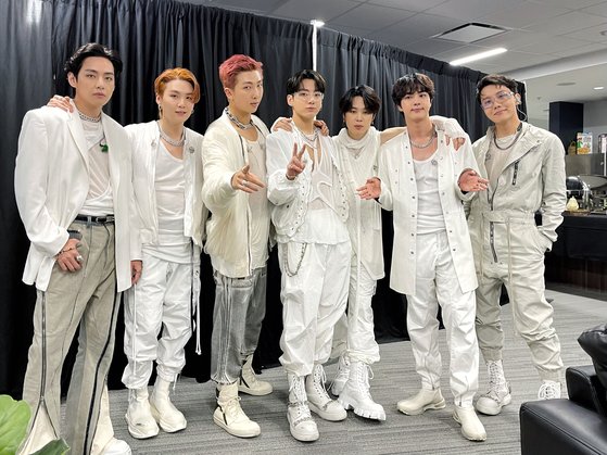 Group BTS continues to perform smoothly at United States of America.BTS agency posted photos of members and inside the venue after the third performance of Permission to Dance On Stage at the United States of Americas SoFi Stadium on the 2nd.Amy Bam (Cheongwonbong) is full of performances, which attracts attention.The members of the photo were wearing shoulder-to-shoulder and staring at the camera. Before the performance, BTS, dressed in white, gave off a chic atmosphere.V wore the host costume for Netflixs hit Drama squid game, which Jean turned into a bear with a dainty hairpin.Jay-hop added a hat with Suga and Jimin adding color sunglasses as accessories; Jungkook looked cute in all black.BTS will have its final performance of Permission to On Stage-LA on Monday local time, and will then join the Jingle Ball tour in Ihatradio.