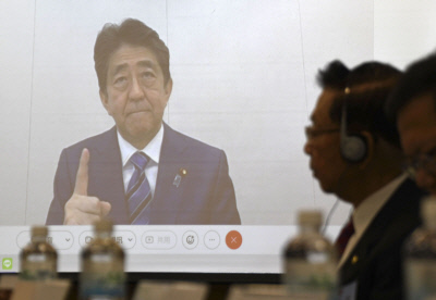 아베 신조 전 일본 총리가 지난 1일 대만 국책연구원이 주최한 포럼에서 화상으로 연설을 하고 있다. 타이베이｜AP·교도연합뉴스