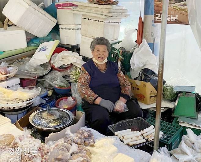 김귀정 열사의 어머니 김종분 할머니가 지난달 29일 서울 왕십리 오거리 노점에 앉아 웃음 짓고 있다. 김기범기자