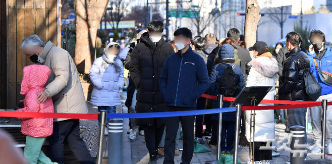 코로나19 신규확진자 5266명, 위중증 환자 733명으로 연일 최다를 기록하고 있는 2일 서울 송파구보건소 선별진료소에서 시민들이 검사를 받기 위해 줄을 서 있다. 박종민 기자