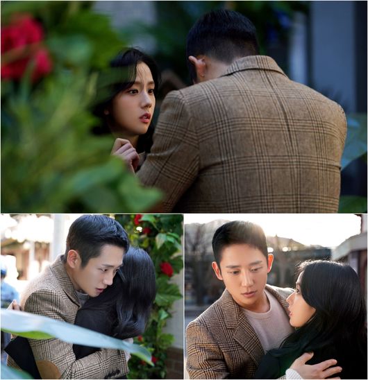 The fateful meeting between Jung Hae In and JiSoo was captured.Before the first broadcast on December 18, the production team of JTBCs Saturday Drama Snowdrop (played by Yu Yun Mee/directed by Cho Hyun-tak/produced by DramaHouse Studio, JTBC Studio) released the first on-site photo of Jung Hae In and JiSoos dramatic encounter.The scene photo captures the moment of Jung Hae In, who played the role of Im Suho, and JiSoos embrace as Eun Young.It is a scene where Suho, who is wearing a black dress and wearing a nervous young robe and a brown check jacket, meets with an uneasy eye.Youngro does not know what to do with the upcoming Suho, and Suho, with an uneasy expression, embraces Youngro with a powerful hug.This scene, which is tense and tense at the same time, amplifies curiosity about what happened to the two.Then, the cross-eyed gaze of Suho who can not face the eye of Suho and the young man who looks at Suho adds curiosity.On the spot, Jung Hae In and JiSoo talked to shoot this scene, which was thrilled by the tension, and increased their immersion.The two actors increased the synchro rate by reading the emotions of their characters, confirmed each others movements and showed their best breathing.The two actors, Jung Hae In and JiSoo, expressed the scene of tension and excitement in a dense manner with their brilliant breathing, said Snowdrop. I would like to ask for your interest and expectation on how to overcome the events of the two people who have grown up in love.Snowdrop is 1987It is a work that tells the love story of Suho (Jung Hae In), a prestigious college student who jumped into a womans Dormitory in the background of Seoul, and JiSoo, a female college student who concealed and treated him.It is expected to be reunited with writer Yoo Yun Mee and director Cho Hyun-tak.JTBCs new Saturday, Snowdrop: Snowdrop, which unveiled the first still of the fateful meeting between Jung Hae In and JiSoo, will be broadcast at 10:30 pm on December 18th.DramaHouse Studio, JTBC Studio