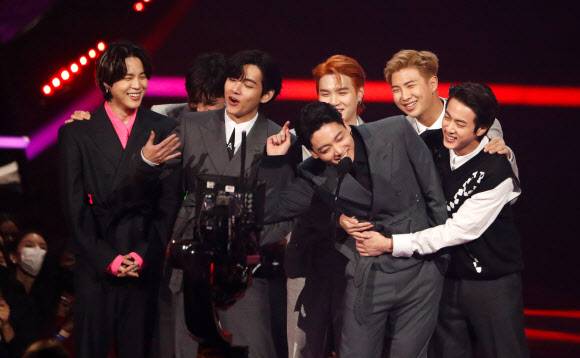 - 방탄소년단(BTS) 멤버들이 21일(현지시간) 미국 로스앤젤레스 마이크로소프트 극장에서 진행된 제49회 아메리칸 뮤직 어워즈 시상식에서 소감을 말하며 기쁨을 나누고 있다.로스앤젤레스 로이터 연합뉴스