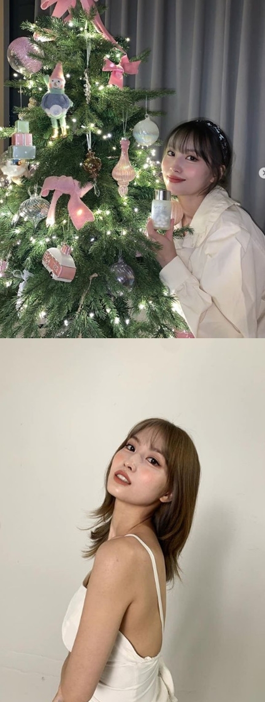 On the 2nd, MOMO posted several photos on Instagram without comment; MOMO in the public photos poses with a sparkling Christmas tree.The light of the bulb reflects the watery skin, which makes the beauty more brilliant. The pink blusher emphasizes fresh and fresh charm and gives a year-end atmosphere.In the next photo, MOMO wears a white dress with bold back exposure points: brown hair and calm yellow-toned makeup, giving off a sexy, chic vibe.On the other hand, TWICE will start a world tour starting from Seoul concert on the 24th ~ 26th.In addition, this album Formula of Love is loved by the third place on the Billboard 200 on the 24th.Photo TWICE Official SNS