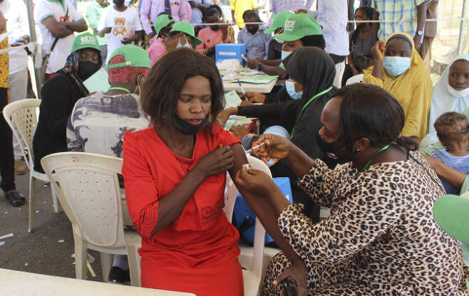 사진=AP/뉴시스. 1일(현지시간) 나이지리아 아부자의 코로나19 백신 접종소에서 한 공무원이 아스트라제네카 백신을 접종하고 있다. 나이지리아 국립보건원은 남아공에서 지난주 오미크론 변이에 대해 세계에 알리기 몇 주 전인 지난 10월 이미 오미크론 변이 바이러스의 첫 번째 사례를 발견했었다고 밝혔다.