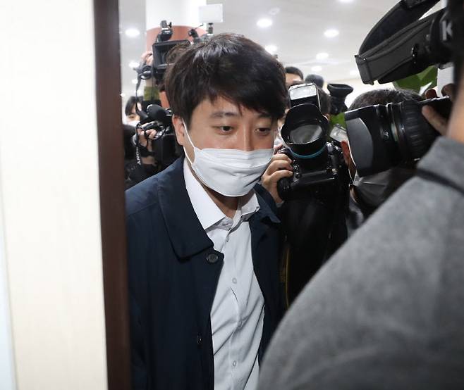 이준석 국민의힘 대표가 3일 오후 김기현 원내대표와 회동 후 울산시당을 나서고 있다. (사진=연합뉴스)