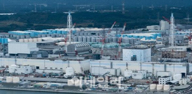 후쿠시마 제1원전의 고준위 오염수를 담은 파란색 원통형 물탱크가 보인다. 일본 정부는 오염수를 바닷물로 희석해 2023년 봄 이후 해상 방류할 계획이다. [출처=그린피스 독일사무소 숀 버니 ‘후쿠시마 제1원전 오염수 위기’ 보고서]