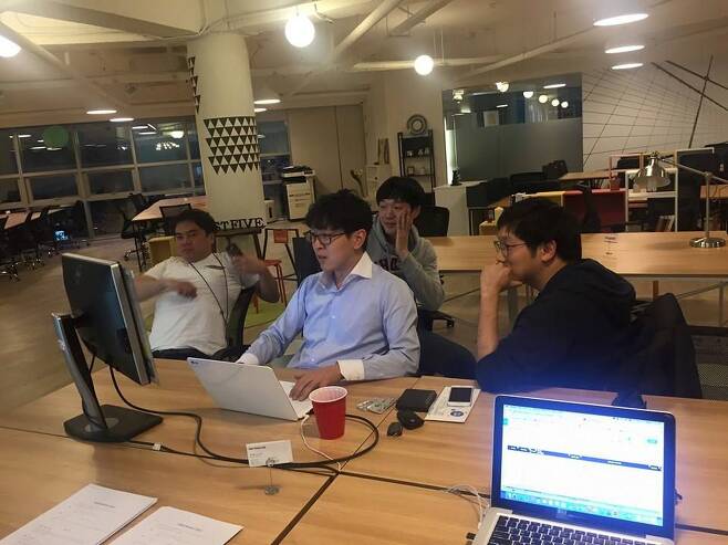 패스트캠퍼스 1호점에서 늦은 밤까지 팀원들이 회의를 하는 모습. 사진 가운데 노트북 앞에 앉아있는 박지웅 대표. /패스트트랙아시아 제공
