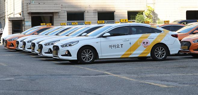 서울의 한 법인택시 회사 주차장에 운행 나갈 카카오 택시들이 주차돼 있다. /연합뉴스