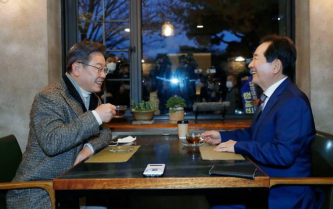 더불어민주당 이재명 대선후보가 3일 전북 전주시 한옥마을 인근 식당 앞에서 정세균 전 총리와 회동을 하며 대화하고 있다./연합뉴스