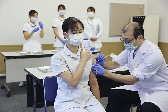 일본 수도 도쿄에서 1일 도쿄 메디컬 센터 근무자가 화이자의 신종 코로나바이러스 감염증(코로나19) 백신 3차 접종(부스터샷)을 하고 있다. /연합뉴스