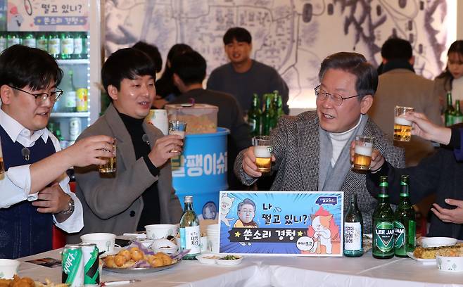 더불어민주당 이재명 대선후보가 3일 전북 전주시 '가맥집(슈퍼마켓 형식의 맥주집)'에서 열린 2030 청년들과의 쓴소리 경청시간'에서 술을 마시고 있다. /연합뉴스