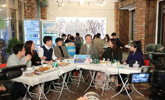 더불어민주당 이재명 대선후보가 3일 전북 전주시 '가맥집(슈퍼마켓 형식의 맥주집)'에서 열린 2030 청년들과의 쓴소리 경청시간'에서 대화를 하고 있다. /연합뉴스