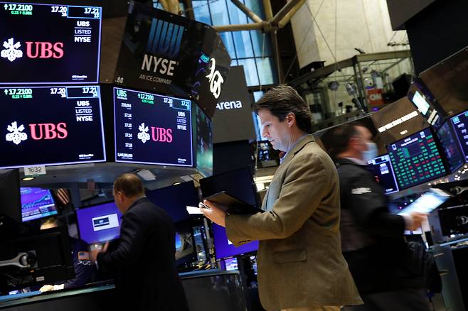 지난달 29일 미국 뉴욕증권거래소 입회장에서 트레이더들이 업무를 처리하고 있다. /연합뉴스