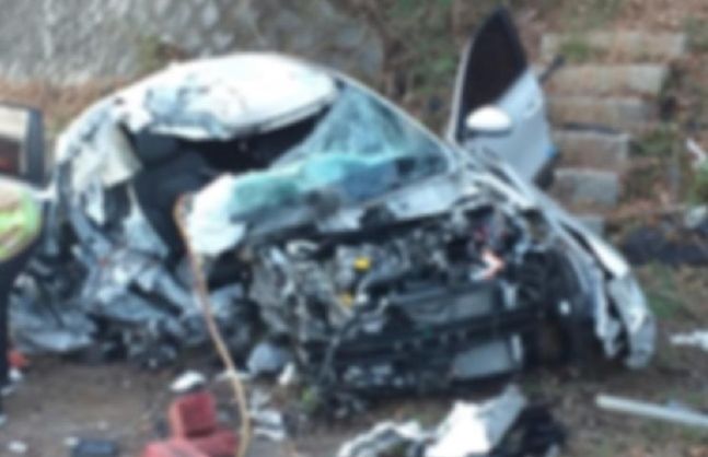 경남 진주에서 운전자 등 4명이 탄 차량이 가로수를 들이받아 3명이 숨지고 1명이 부상을 입었다.ⓒ경남소방본부 제공