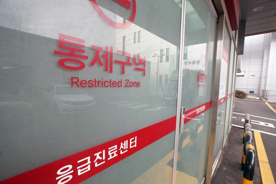2일 오전 오미크론 확진자가 치료중인 인천의 한 병원 응급실에 적막감이 흐르고 있다. 뉴스1