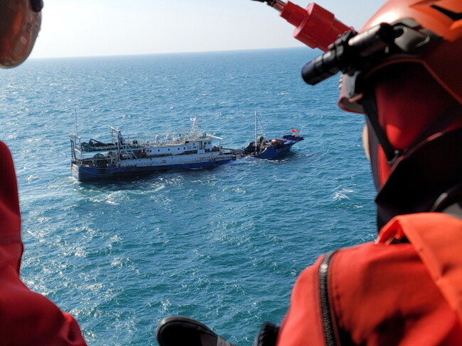 전남 여수해경 헬기구조사들이 3일 오전 침수사고를 당한 중국어선을 헬기에서 살펴보고 있다.여수해경 제공