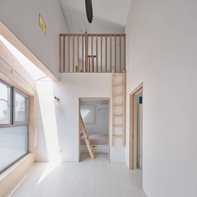 2층의 복도 공간. 벽면에 설치된 노란색 블록이 빛을 받아, 맞은편 흰 벽에 시시각각 다른 무늬를 그린다. 이한울 건축사진작가 제공