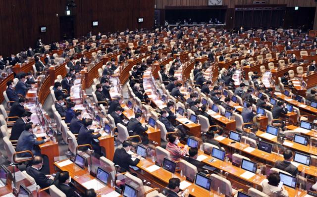 여야 의원들이 3일 국회에서 열린 본회의에서 2022년도 예산안 처리를 위한 표결을 하고 있다. 뉴스1