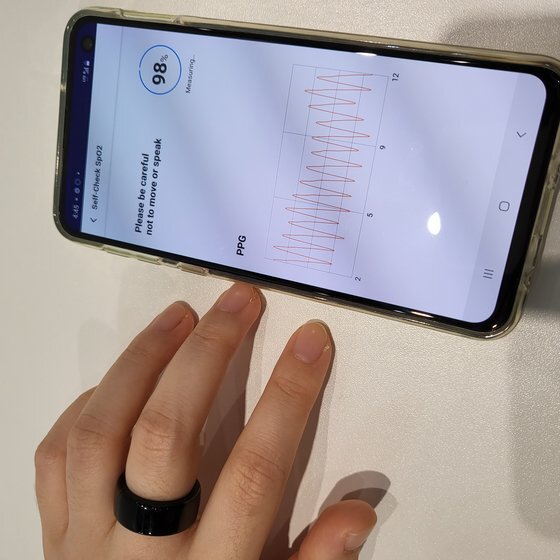 스카이랩스 부스에서 손가락에 반지를 착용하고 산소포화도를 측정 중인 모습. 15초 동안 측정한 후 자동으로 앱에 기록된다. 뒤셀도르프=권유진 기자
